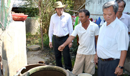 Chủ tịch UBND tỉnh Lê Văn Hưởng thị sát tình hình nước sinh hoạt tại hộ dân ở huyện Gò Công Đông.