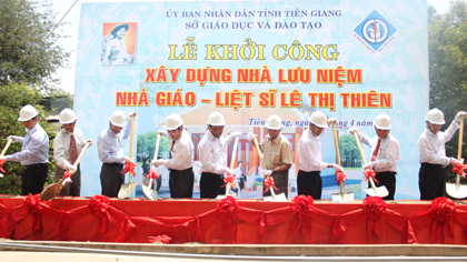 Đại biểu thực hiện nghi thức động thổ xây dựng Nhà lưu niệm