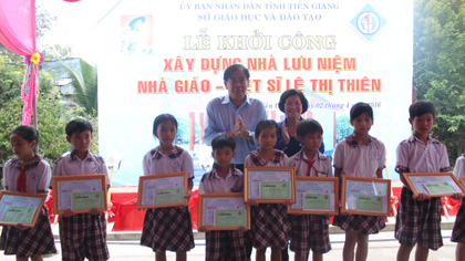 Lãnh đạo Báo Ấp Bắc và Sở GD-ĐT trao học bổng cho học sinh.
