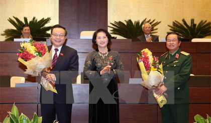 Chủ tịch Quốc hội Nguyễn Thị Kim Ngân tặng hoa chúc mừng hai Phó Chủ tịch Quốc hội mới. Ảnh: Phương Hoa/TTXVN