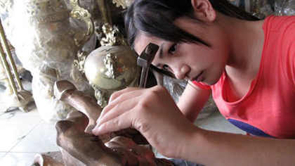 A labourer in Dai Bai copper casting village in Gia Binh district, Bac Ninh province (Photo: PANO)