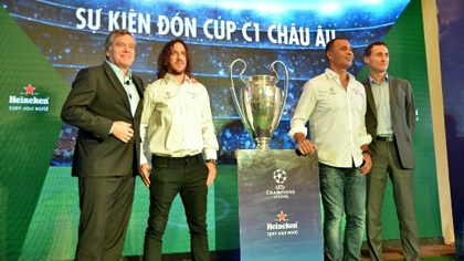 Two former football stars, Ruud Gullit and Carles Puyol, accompany the trophy as it is makes appearances in famous landmarks and in each city. (Credit: VNA)