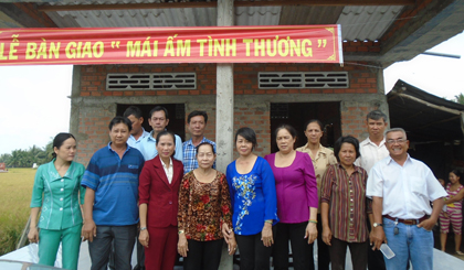 Quang cảnh bàn giao căn nhà “Mái ấm tình thương” do Hội Phụ nữ xã vận động.