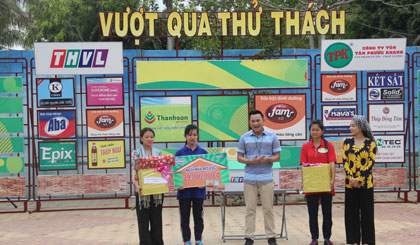 Ban Tổ chức trao thưởng cho sinh viên  Thu Hương.