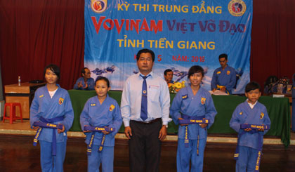 Võ sư Huỳnh Văn Hải, Chủ tịch  Hội Vovinam Tiền Giang trao thưởng  2 Thủ khoa, 2  Á khoa (thăng cấp Lam đai III) 