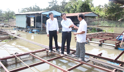 Lãnh đạo, cán bộ xã kiểm tra độ mặn tại các bè cá của ông Nguyễn Văn Bảnh.