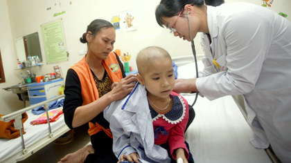 A child undergoing cancer treatment with an umbilical cord blood transplant at the Hanoi-based National Institute of Haematology and Blood Transfusion. (Credit: laodong.com.vn)