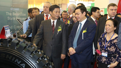 Deputy PM Vuong Dinh Hue visits a pavilion of Belarusian enterprises at Vietnam Expo 2016. (Credit: VGP)