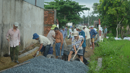 Building road in new-style rural commune in Tien Giang province. Photo: Huu Chi