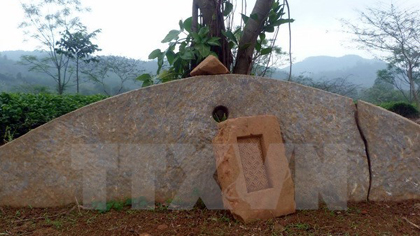 The ancient musical stone unearthed at Phu Lam pagoda in Tuyen Quang province (Photo: VNA)