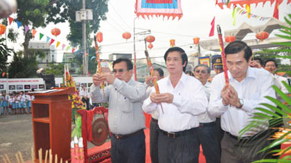 Leader of the province offer offered incense to the Hung Kings