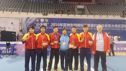 Vietnam men’s fencing team and coaching staff at the 2016 Asian Fencing Championships (Credit: hanoimoi)