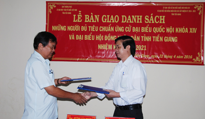 Ông Huỳnh Văn Phương, Chủ tịch Ủy ban MTTQVN tỉnh Tiền Giang bàn giao biên bản hiệp thương lần thứ 3 cho ông Nguyễn Văn Danh, Bí thư Tỉnh ủy, Chủ tịch ủy ban bầu cử đại biểu Quốc hội khóa XIV và đại biểu HĐND các cấp nhiệm kì 2016- 2021 tỉnh Tiền Giang.