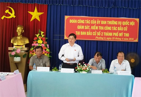 Đoàn kiểm tra, giám sát của Hội đồng Bầu cử Quốc gia kiểm tra công tác chuẩn bị bầu cử tại phường 2, TP. Mỹ Tho.