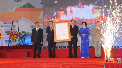  On behalf of the Prime Minister, Deputy Minister of Construction Phan Thi My Linh gave the decision to My Tho city’s leaders.