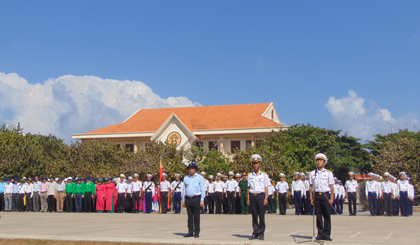 Các thành viên trong đoàn cùng cán bộ, chiến sĩ và nhân dân trên đảo Trường Sa Lớn (thị trấn Trường Sa) tham dự  Lễ chào cờ đầy trang nghiêm.