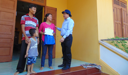 Thứ trưởng Bộ NN&PTNT Lê Quốc Doanh, Trưởng đoàn công tác số 5 tặng quà  và thăm hỏi người dân sinh sống trên đảo Sinh Tồn.