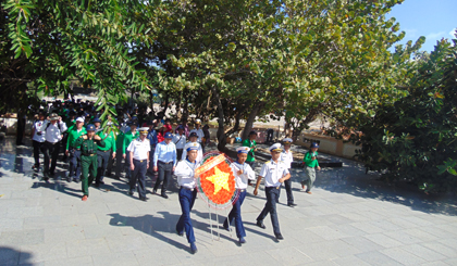 Đoàn công tác số 5 đặt tràng hoa tưởng niệm tại Tượng đài Liệt sĩ ở đảo Trường Sa Lớn (thị trấn Trường Sa).