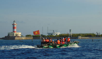 Đến đảo nào thì tàu neo, sau đó thả xuồng ca nô dập dềnh  theo sóng nước đưa các thành viên trong đoàn lên thăm đảo. 