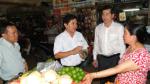 Chairman of the PPC Le Van Huong inspects food safety and hygiene
