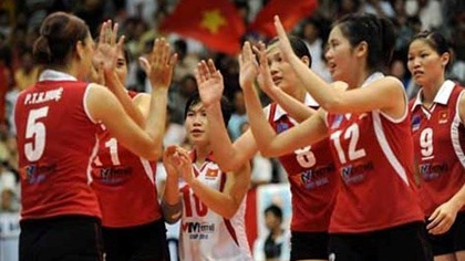 Vietnamese volleyball female players celebrate in a match. (Photo: VNA)