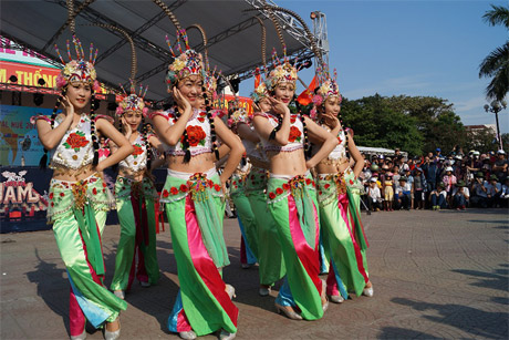 Lễ hội đường phố đã tạo ra không khí vui tươi rộn ràng trên các tuyến phố trung tâm TP. Huế. Ảnh: VGP/Thế Phong