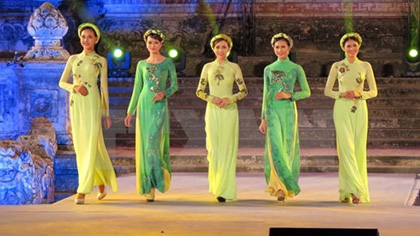 Ao dai performance