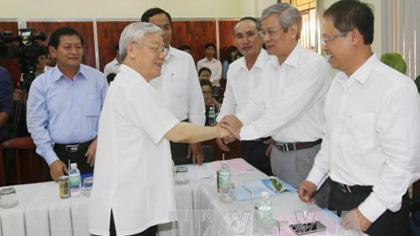 Party General Secretary Nguyen Phu Trong shakes hands with key officials of Khanh Hoa province. (Source: VNA)