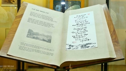 Vietnam’s largest poetry book, “Hoa Lu Thi Tap”