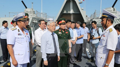 Party General Secretary Nguyen Phu Trong visits the Gepard-class guided missile frigate Ly Thai To (Photo: VNA)