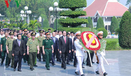 Chủ tịch nước Trần Đại Quang dẫn đầu đoàn đại biểu tới dâng hương, đặt vòng hoa tưởng niệm các anh hùng liệt sĩ tại Nghĩa trang liệt sĩ Đồi A1