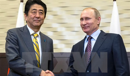 Tổng thống Vladimir Putin (phải) và Thủ tướng Nhật Bản Shinzo Abe. Nguồn: AFP/TTXVN