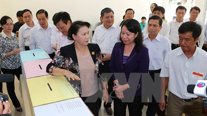 NA Chairwoman Nguyen Thi Kim Ngan examines the preparations in polling station No. 6 of My Hoa Hung commune, Long Xuyen district of An Giang (Photo: VNA)