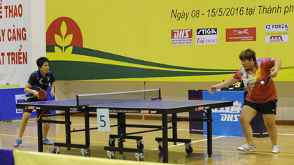 Mai Hoang My Trang (right) contributes significantly to Petrosetco's 3-1 victory against the Ministry of Public Security in the women's team finals on May 12.