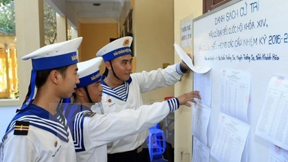 Voters in Song Tu Tay look at the list of candidates (Source: VNA)