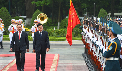 Thủ tướng Chính phủ Nguyễn Xuân Phúc, Thủ tướng Chính phủ CHDCND Lào Thongloun Sisoulith duyệt đội danh dự. Ảnh: VGP/Quang Hiếu