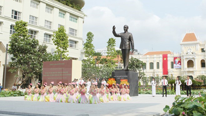 Ho Chi Minh Statue on Nguyen Hue street (Source: giaoduc.edu.vn)