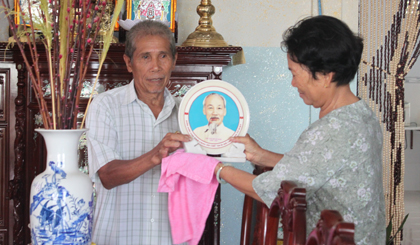 Chú Chuột, cô Xuân thường xuyên lau dọn bàn thờ, thắp nhang thể hiện lòng thành kính đối với Bác.