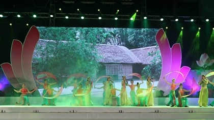 An art performance at the Lotus Village Festival 2016 (photo: Thanh Tung)