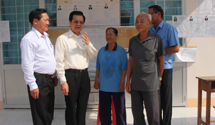 Ông Lê Hồng Quang cùng ông Đặng Thanh Liêm, Bí Thư Thành ủy Mỹ Tho   kiểm tra công tác chuẩn bị bầu cử ở ấp Tân Tỉnh A, xã Tân Mỹ Chánh