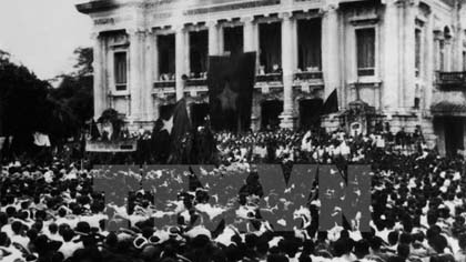 An event held by Viet Minh Front in front of Hanoi Opera House to launch an uprising against France on August 19, 1945 (Photo: VNA)