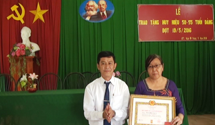 Đ/c Trần Văn Út Truy tặng huy hiệu 55 năm tuổi đảng.