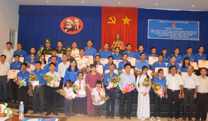 Tuyên dương tập thể, cá nhân và thanh niên khuyết tật tiêu biểu.