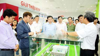 Deputy PM Vuong Dinh Hue visits the Vietnam - Korea Incubator Park in Can Tho city.  Font Size:     |  