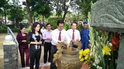 Tien Giang’s Party Committee Deputy Secretary Le Hong Quang and provincial leaders offered incense. Photo: Ngoc Le