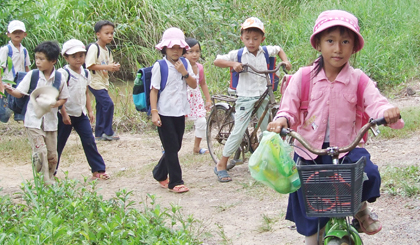 Trẻ em không phân biệt trai hay gái phải được trao điều kiện học tập, phát triển theo khả năng của mình. 			          Ảnh:  N.C