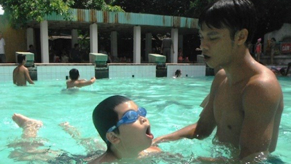 A boy in Hanoi learns to swim. (Photo: VNA)