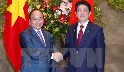 Thủ tướng Nhật Bản Shinzo Abe đón Thủ tướng Nguyễn Xuân Phúc. Ảnh: Thống Nhất/TTXVN