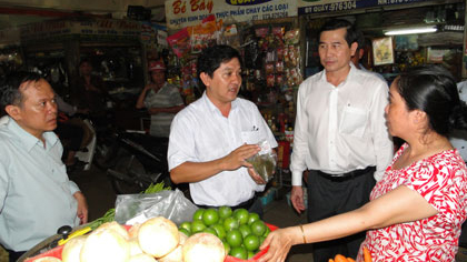 The delegation checked food safety at My Tho Market