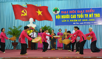 NCT thành phố luôn nêu cao tinh thần “Sống vui, sống khỏe, sống có ích” (Đội Văn nghệ của Hội NCT TP. Mỹ Tho phục vụ văn nghệ tại Đại hội Hội NCT TP. Mỹ Tho lần II).